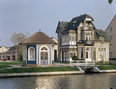 116441 Gezicht op het huis Salamanderpad 200 te Utrecht, met links de theekoepel aan de Vaartsche Rijn.N.B. Het huidige ...